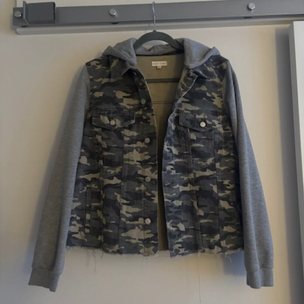 Gilded Intent by Buckle Distressed Camo Hoodie Jacket size medium